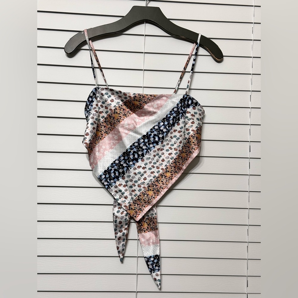 🛍️ new very cute ties back crop top excellent condition.